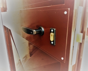 Realizzazione e posa in opera di una Porta